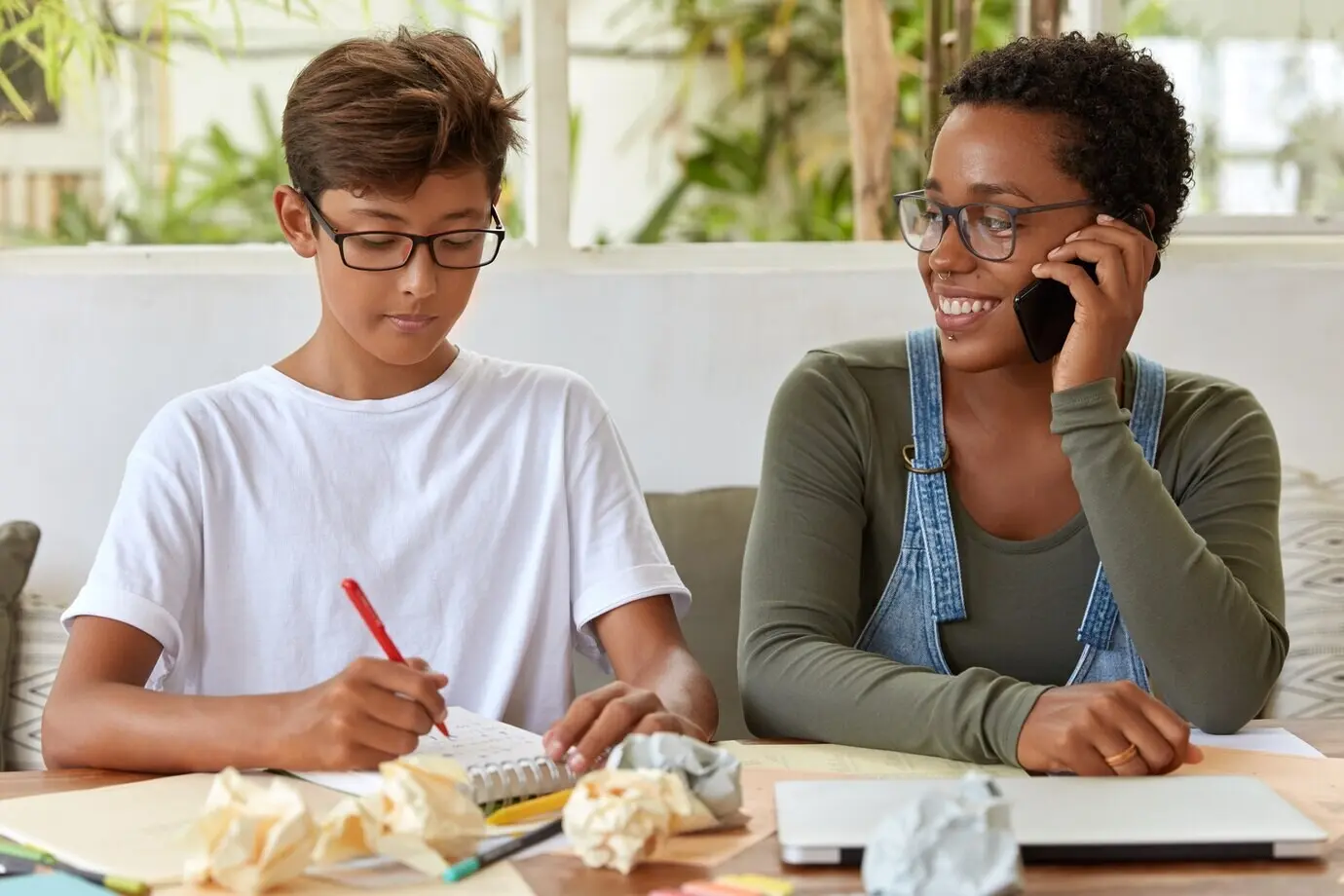 Chica negra alegre con el cabello corto y rizado